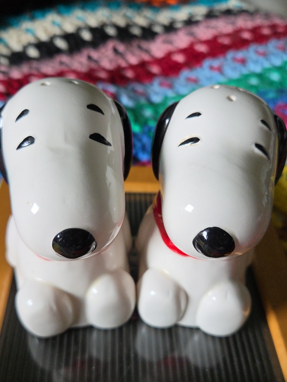Vintage 1993 Benjamin & Medwin Peanuts Snoopy Salt & Pepper Shaker Set.
